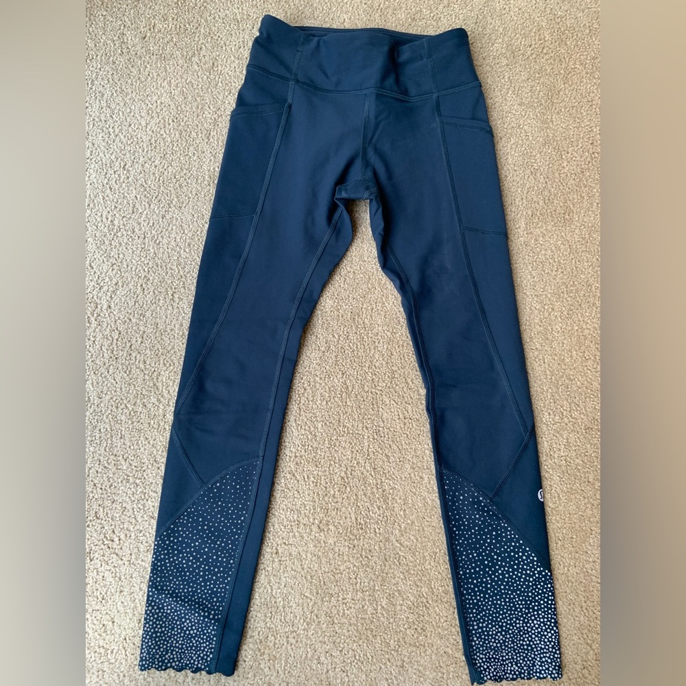 Lululemon blue yoga pants with design and 5 pockets